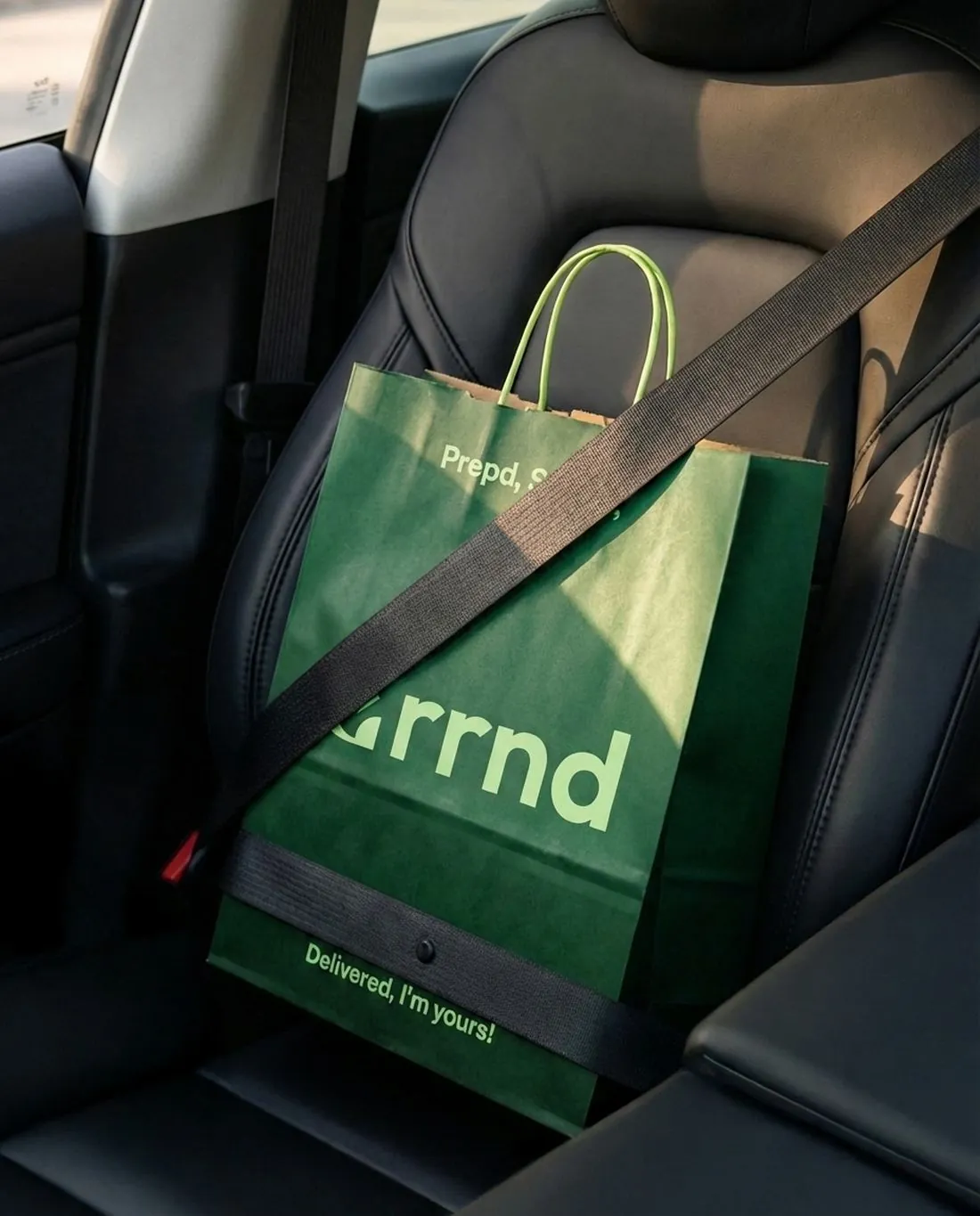 Un sac Errnd attaché sur un siège de voiture